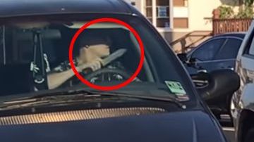 La disputa en plena calle de Long Beach fue grabada por un peatón que estaba en dicha intersección.