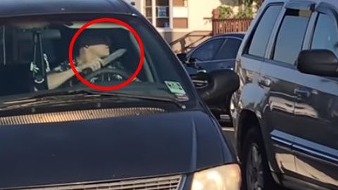 La disputa en plena calle de Long Beach fue grabada por un peatón que estaba en dicha intersección.