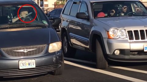 La disputa en plena calle de Long Beach fue grabada por un peatón que estaba en dicha intersección.