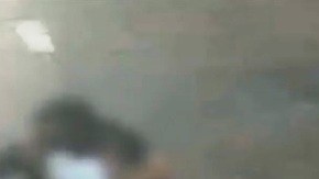 El sospechoso segundos antes de abalanzarse sobre la víctima