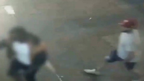 El sospechoso segundos antes de abalanzarse sobre la víctima