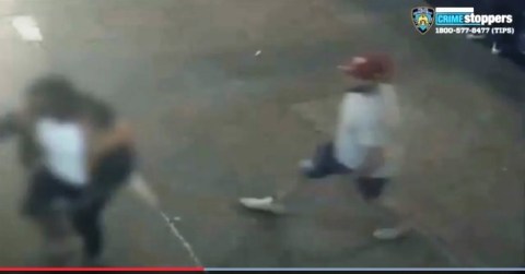 El sospechoso segundos antes de abalanzarse sobre la víctima