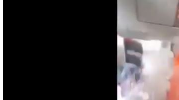 Se ve claramente cómo la azafata vuela por los aires.