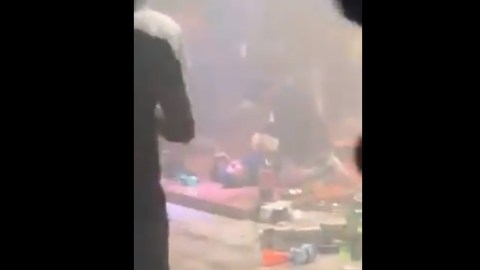 Los cuerpos quedaron tendidos en la pista de baile.
