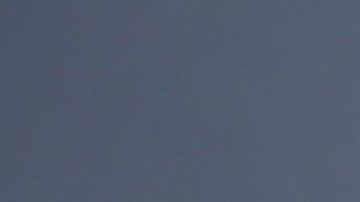 Migrantes cruzan México clandestinamente a bordo de 'La Bestia'.