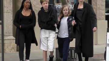 La actriz se paseó por Los Ángeles con sus hijos Zahara, Shiloh y Vivienne
