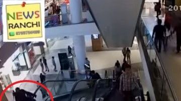 El niño estuvo jugando mucho rato en la escalera eléctrica.