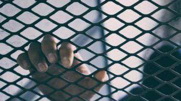 Para arrestar a alguien en EEUU, el gobierno tiene que dar las razones de la detención. No para los migrantes