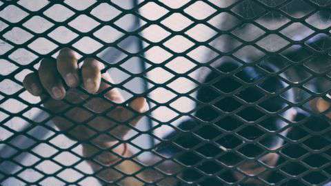 Para arrestar a alguien en EEUU, el gobierno tiene que dar las razones de la detención. No para los migrantes
