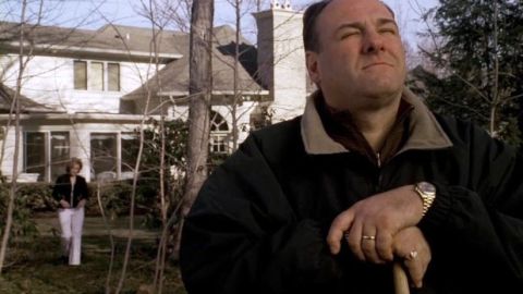 Tony (James Gandolfini) en casa. Al fondo, su esposa Carmela (Edie Falco)