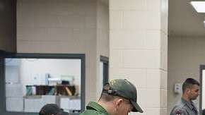 El número de cruces no autorizados entre mayo y junio del año pasado se redujo en un 17%, según los datos federales.