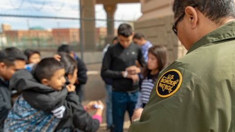 Migrantes se entregan a la Patrulla Fronteriza en  El Paso, Texas.