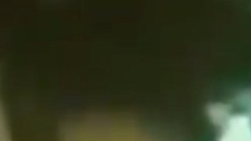 El funcionario recibiendo sexo oral.