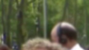 Clare Bronfman saliendo de la corte en julio 2018