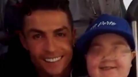 Cristiano Ronaldo se bajó del autobús para abrazar a un niño con leucemia
