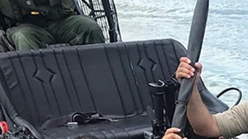 El menor al ser rescatado.