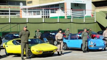 Entre los autos se encontraba un De Tomaso Pantera, fabricado en el país sudamericano durante los 70's por el famoso diseñador Alejandro De Tomaso: