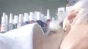 La dueña de la farmacia suele dar comida y agua a perros callejeros.