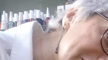 La dueña de la farmacia suele dar comida y agua a perros callejeros.