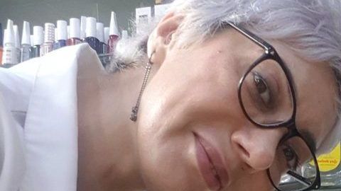 La dueña de la farmacia suele dar comida y agua a perros callejeros.