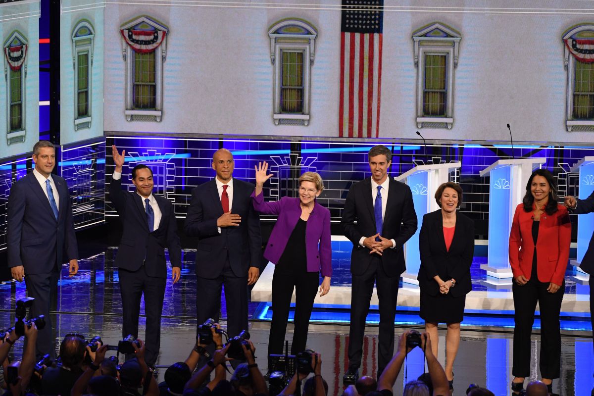Precandidatos demócratas a la Presidencia en el primer debate en Florida.