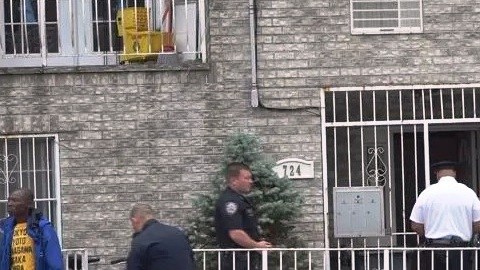 NYPD en la escena en Williamsbridge