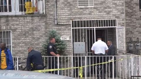 NYPD en la escena en Williamsbridge