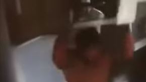 Incluso, hasta una silla le lanzó.