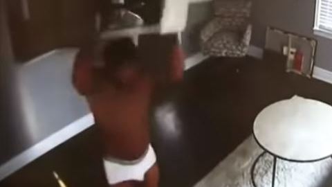 Incluso, hasta una silla le lanzó.