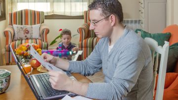 Trabajar desde casa es en la práctica incompatible con el cuidado de los más pequeños./Shutterstock