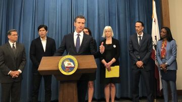 El gobernador de California, junto al Fiscal general Xavier Becerra, presentaron las nuevas medidas para implementar la Proposición 63.