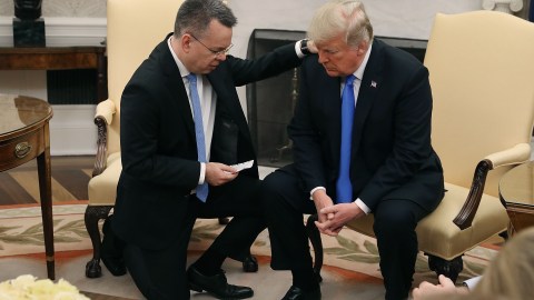 El presidente Trump ha participado en actos de oración en la Casa Blanca, como el de la imagen con el pastor Andrew Brunson.