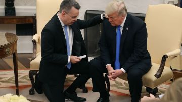 El presidente Trump ha participado en actos de oración en la Casa Blanca, como el de la imagen con el pastor  Andrew Brunson.