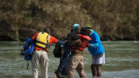 En Eagle Pass, Texas, es común el rescate de menores del río, como lo muestra la imagen del 14 de febrero de 2019.