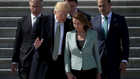 La demócrata Nancy Pelosi ayudó a que se pospusiera gran redada de Trump.