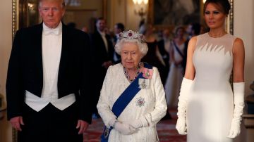 La primera dama Melania Trump lució de blanco en la cena de gala con la Reina Isabel II.
