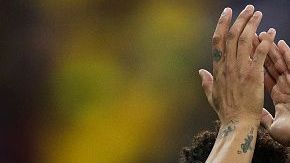 BRASILIA, BRAZIL - JUNE 05: Neymar Jr of Brazil applauds the fans before the International Friendly Match between Brazil and Qatar at Mane Garrincha Stadium on June 5, 2019 in Brasilia, Brazil. (Photo by Buda Mendes/Getty Images)