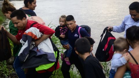 Los chequeos han aumentado por los inmigrantes siguen llegando