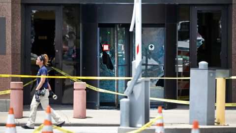 La puerta baleada en la corte de Dallas.