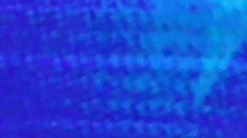 Chuck Todd de NBC saluda a los precandidatos que participaron en el debate,