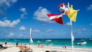 Autoridades locales, con apoyo del FBI, investigan los casos en playas dominicanas.
