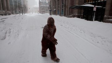 Una persona vestida como "yeti" se abre paso a través de la nieve en Boston,  en enero de 2015.