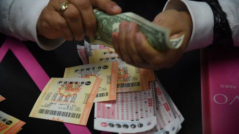 Un cliente con boletos de lotería de Powerball en California.