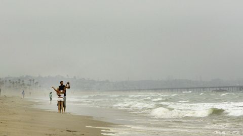 "Las nubes bajas y el patrón de niebla continuarán sobre las costas y valles durante la próxima semana", según NWS.