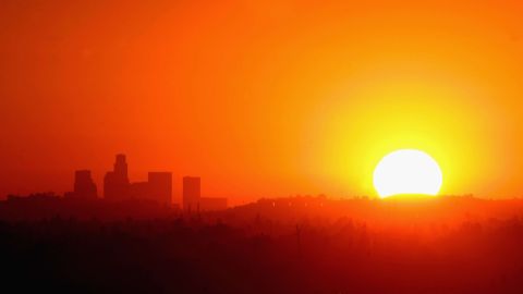 La primera oleada del Sur de California se prolongará hasta este martes.