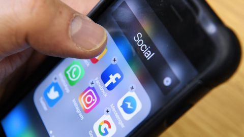 Abogados advierten a extranjeros no mentir sobre su uso de redes sociales.