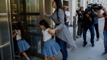 Emma Coronel con sus hijas en una de las visitas a la Corte de Brooklyn.