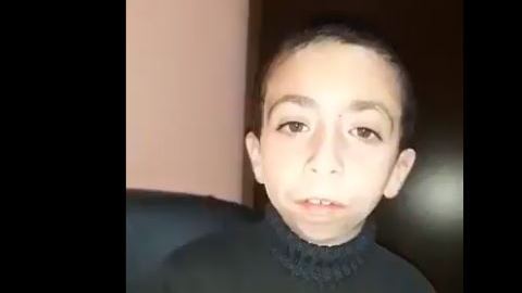 El niño busca desesperadamente el único recuerdo que tiene de su madre.