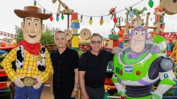 Tom Hanks y Tim Allen en Toy Story Land de Walt Disney World en Orlando.