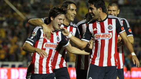 Carlos Fierro festeja un gol con las Chivas Rayadas de Guadalajara en 2013.